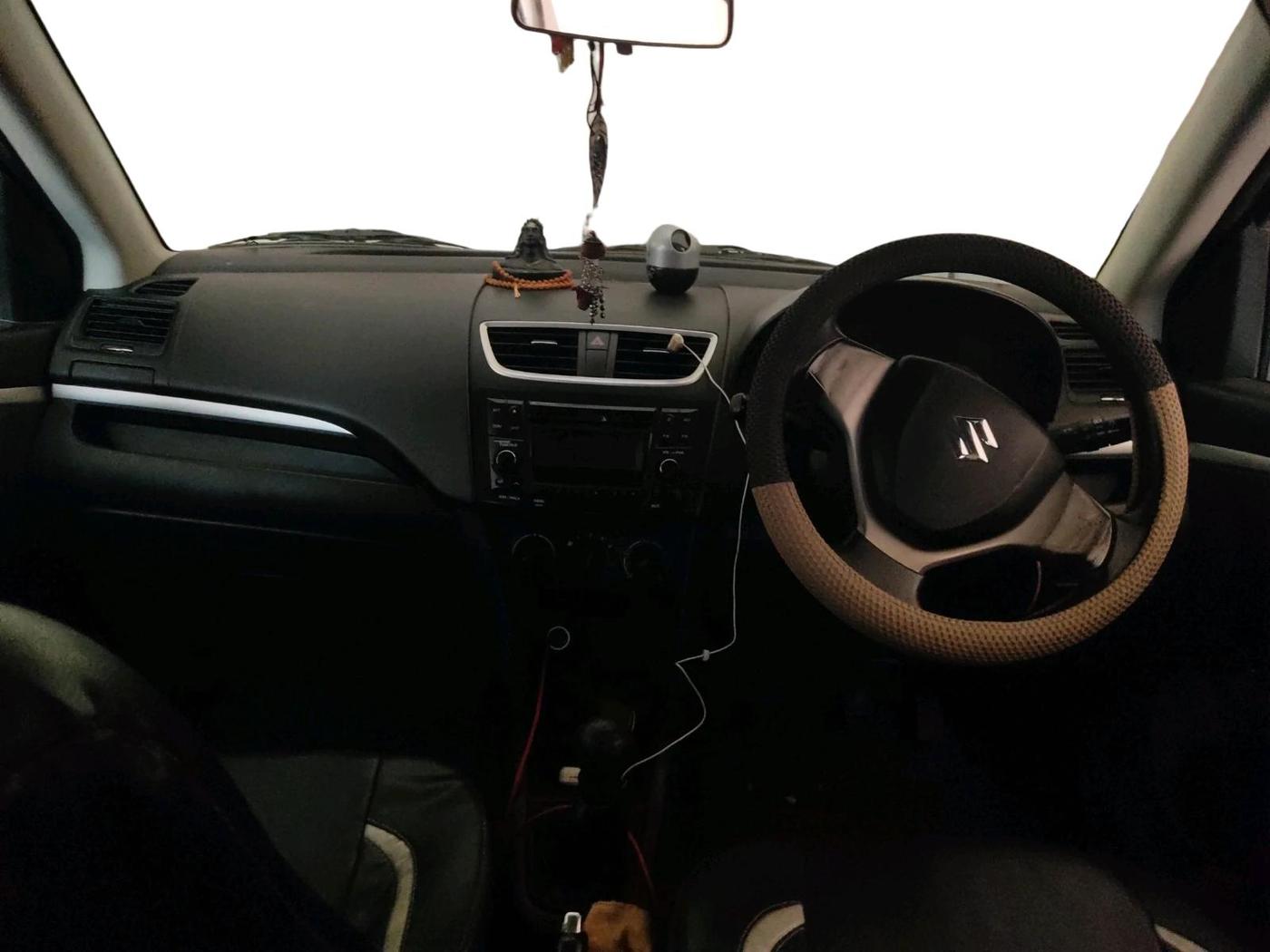 2015 Maruti Swift VXI, CNG, Manual, 1,27,798 km, interior