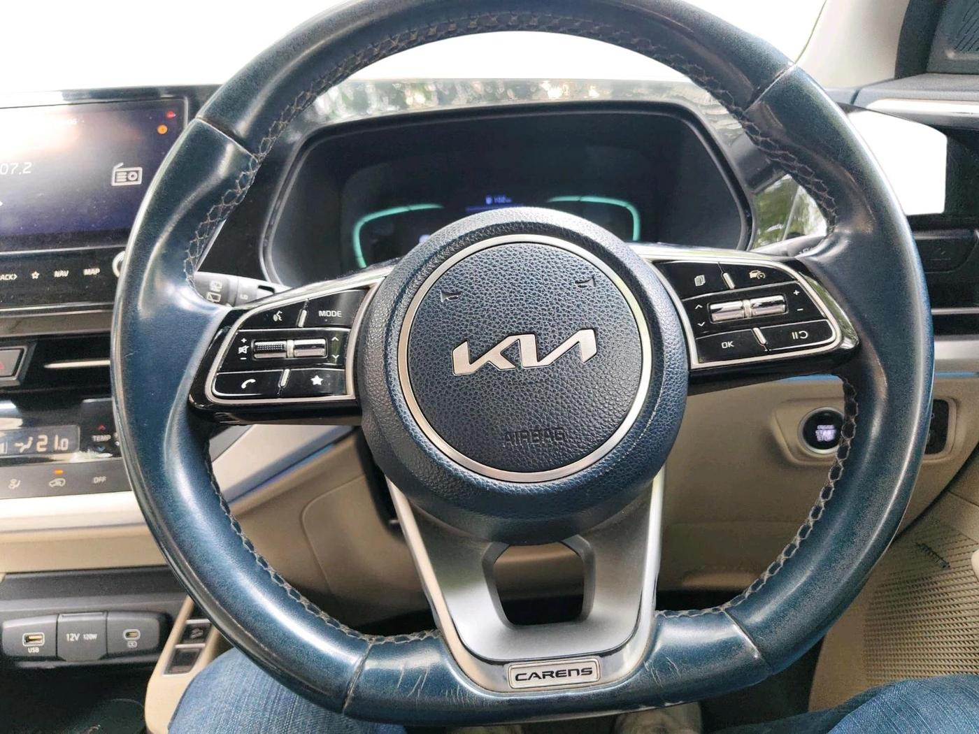 2022 KIA CARENS LUXURY PLUS 1.4 PETROL 6 STR, Petrol, Manual, 96,983 km, interior