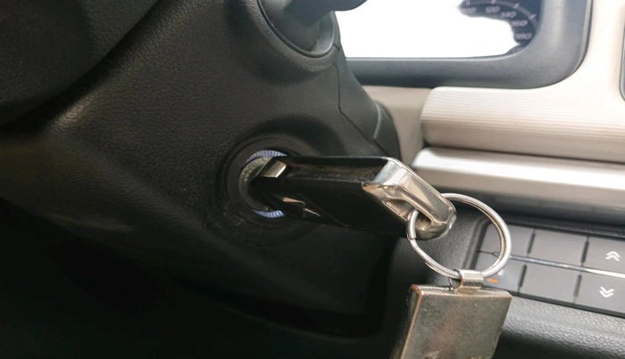 2023 Mahindra XUV700 MX P MT 5 STR, Petrol, Manual, 41,816 km, interior