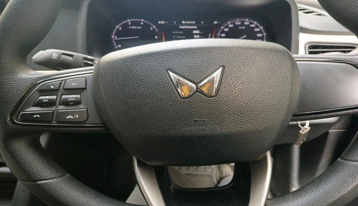 2023 Mahindra XUV700 MX P MT 5 STR, Petrol, Manual, 41,816 km, interior