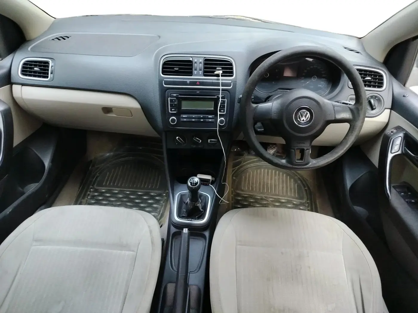 2011 Volkswagen Polo HIGHLINE1.2L, Petrol, Manual, 1,19,379 km, interior