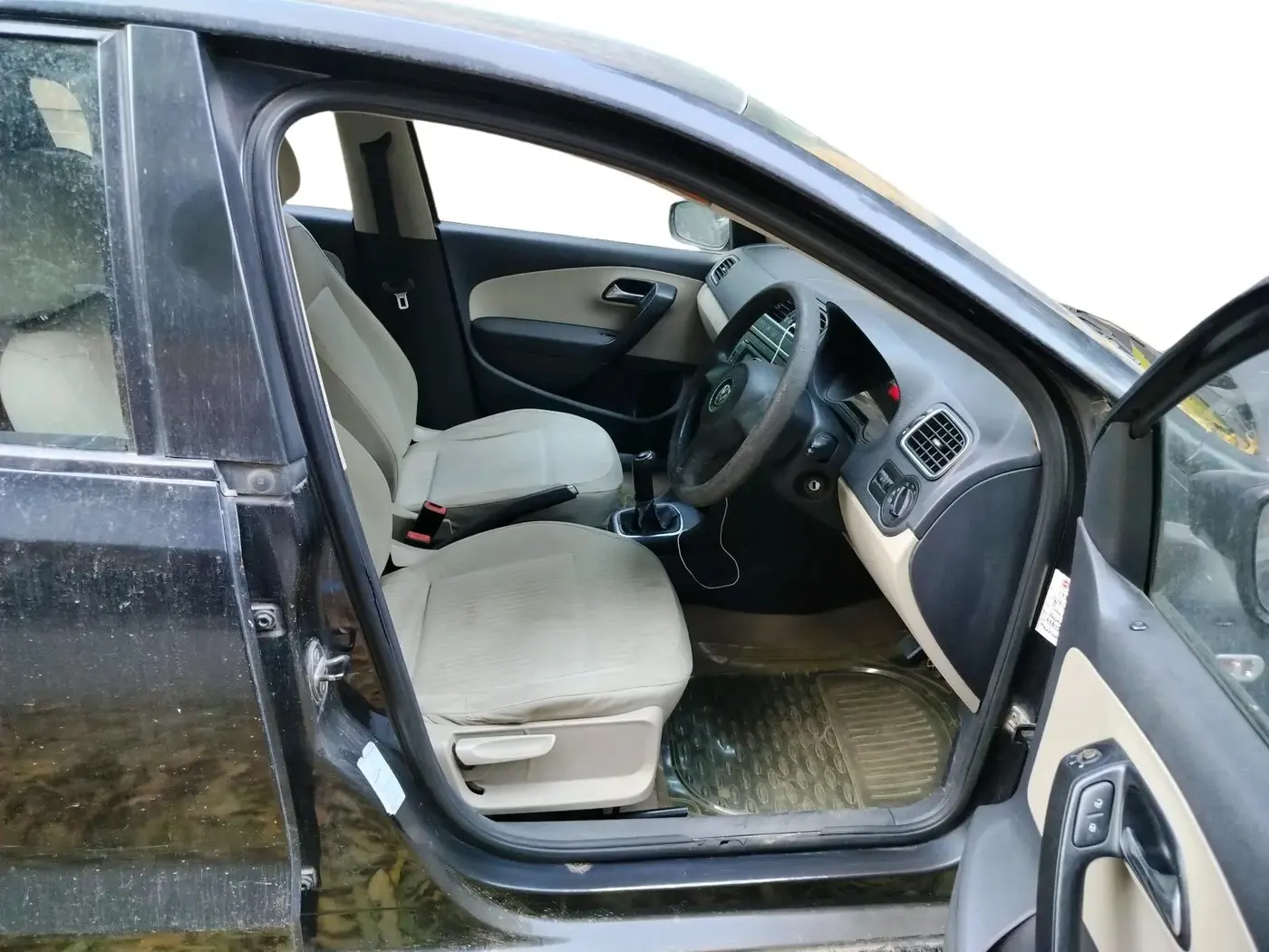 2011 Volkswagen Polo HIGHLINE1.2L, Petrol, Manual, 1,19,379 km, interior