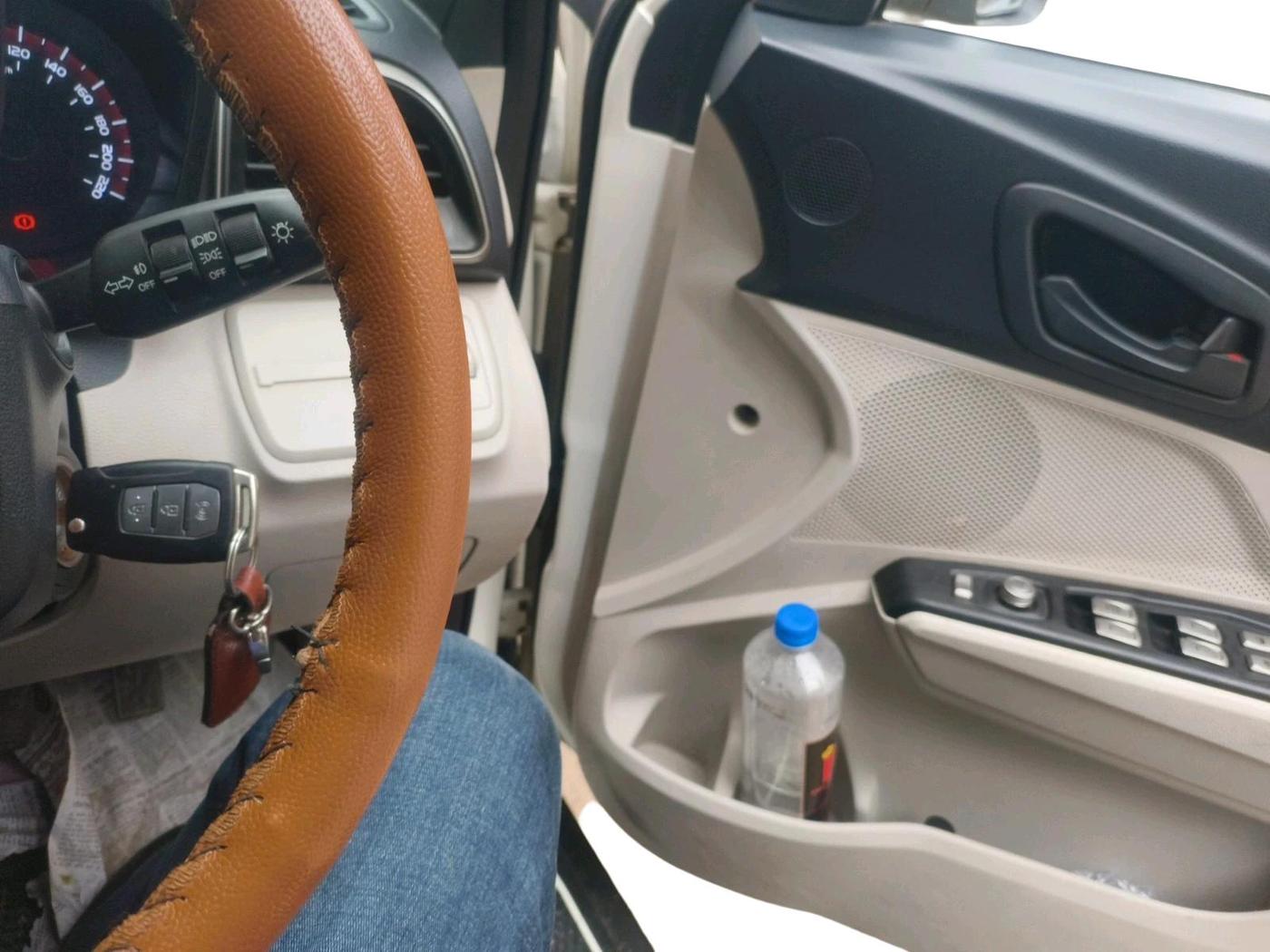 2019 Mahindra XUV300 W6 1.2 PETROL, Petrol, Manual, 64,334 km, interior