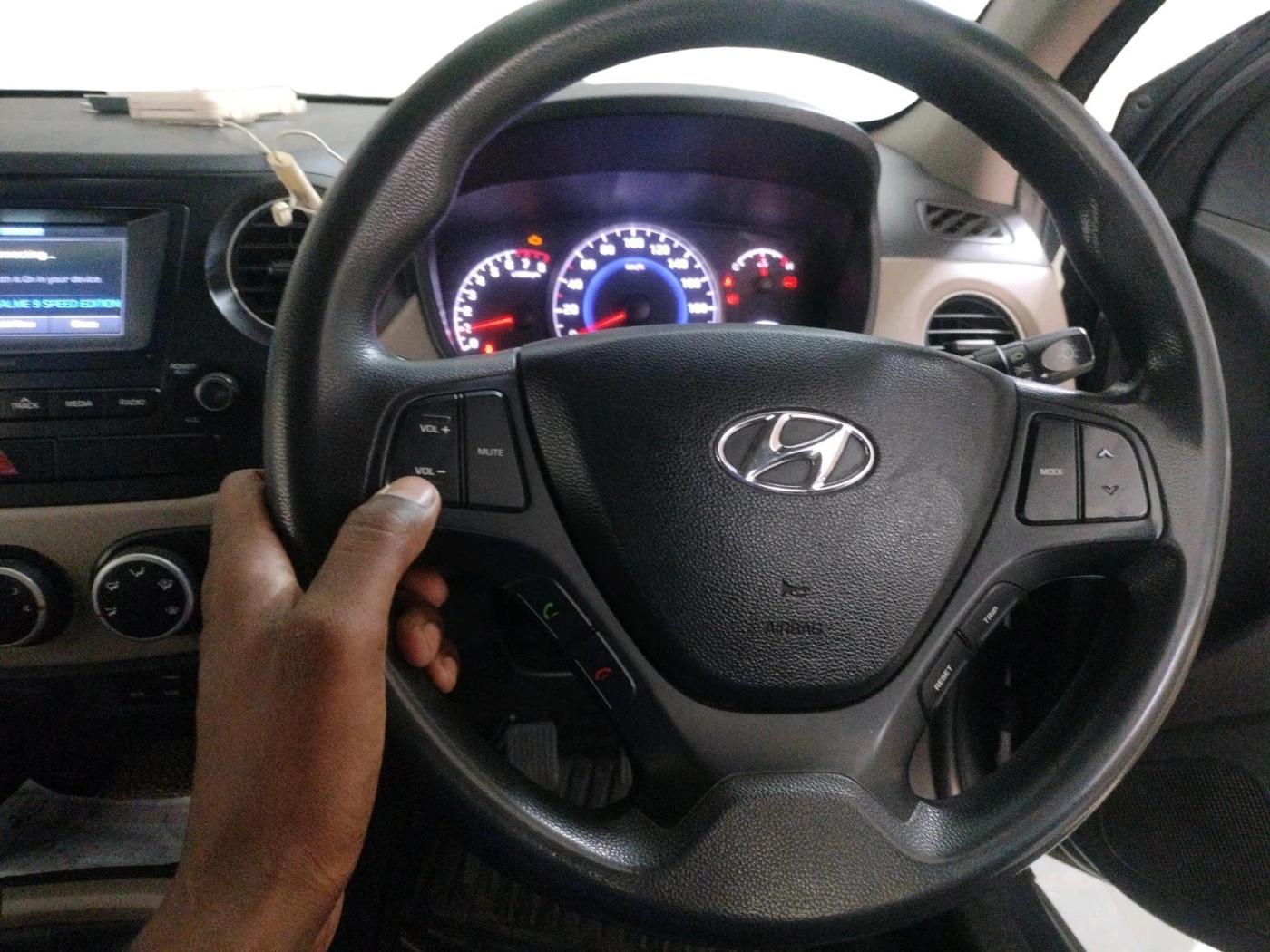 2017 Hyundai Grand i10 SPORTZ 1.2 KAPPA VTVT, CNG, Manual, 1,21,029 km, interior