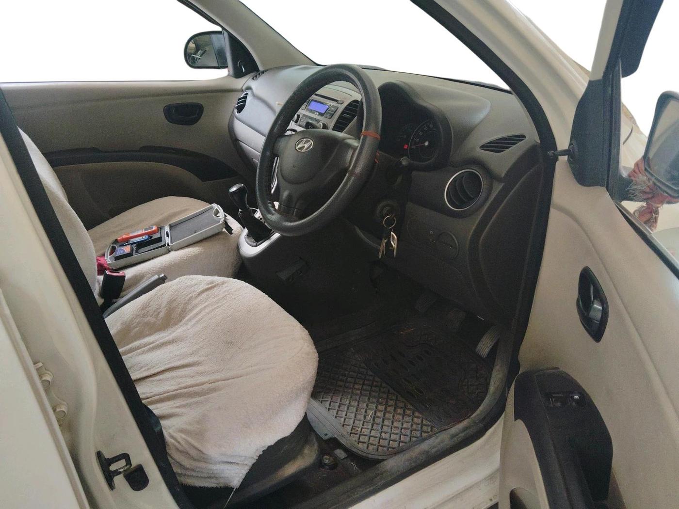 2013 Hyundai i10 ERA 1.1, Petrol, Manual, 1,04,845 km, interior