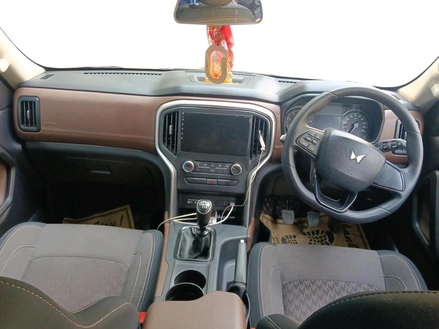 2023 Mahindra SCORPIO-N Z2 PETROL MT 7 STR, Petrol, Manual, 13,271 km, interior