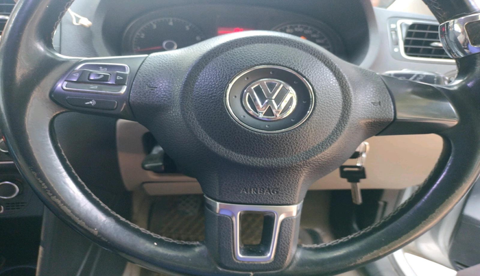 2013 Volkswagen Polo HIGHLINE1.2L, Petrol, Manual, 1,15,425 km, interior