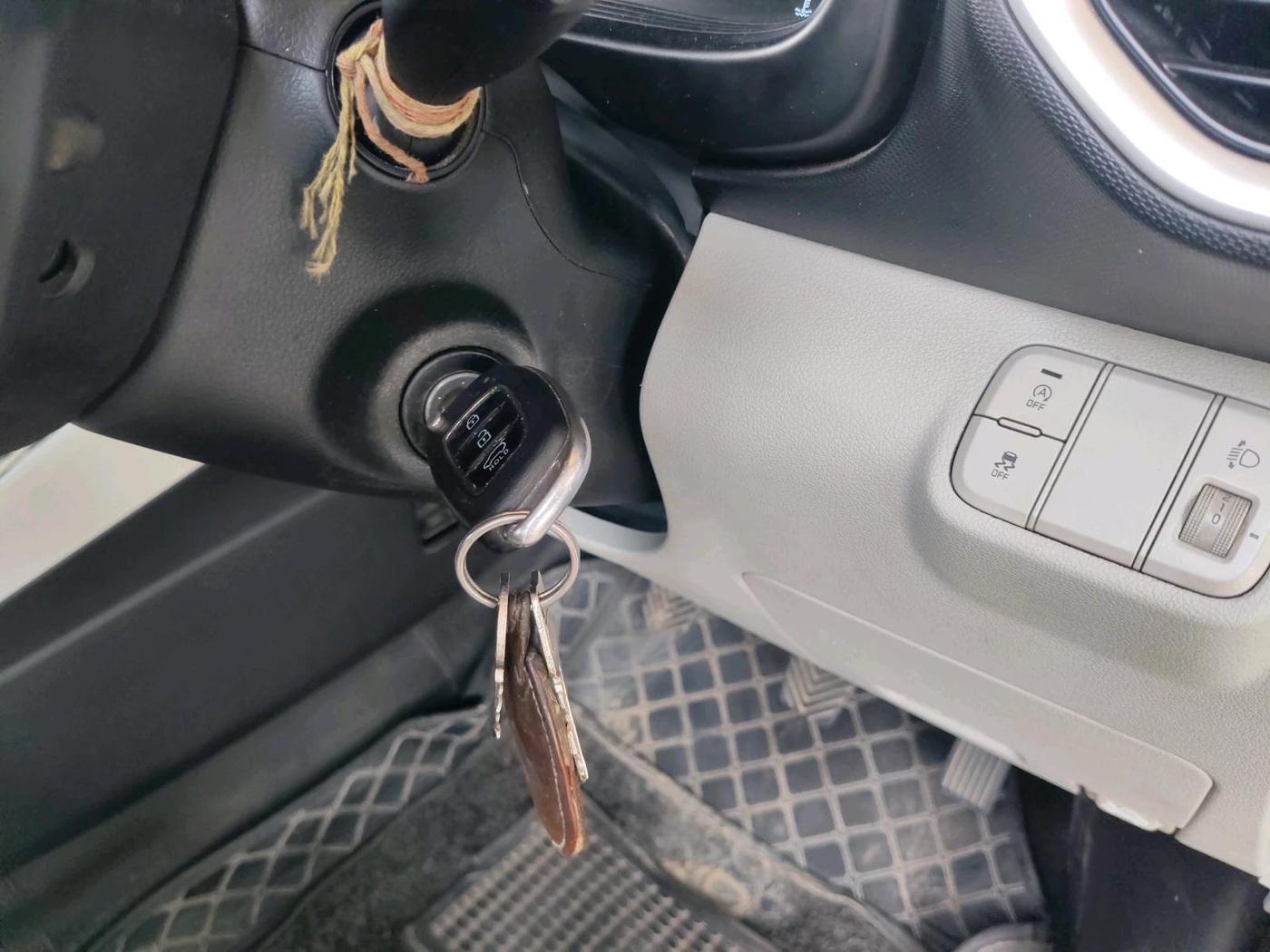 2023 Hyundai VENUE S(O) 1.2, Petrol, Manual, 76,204 km, interior