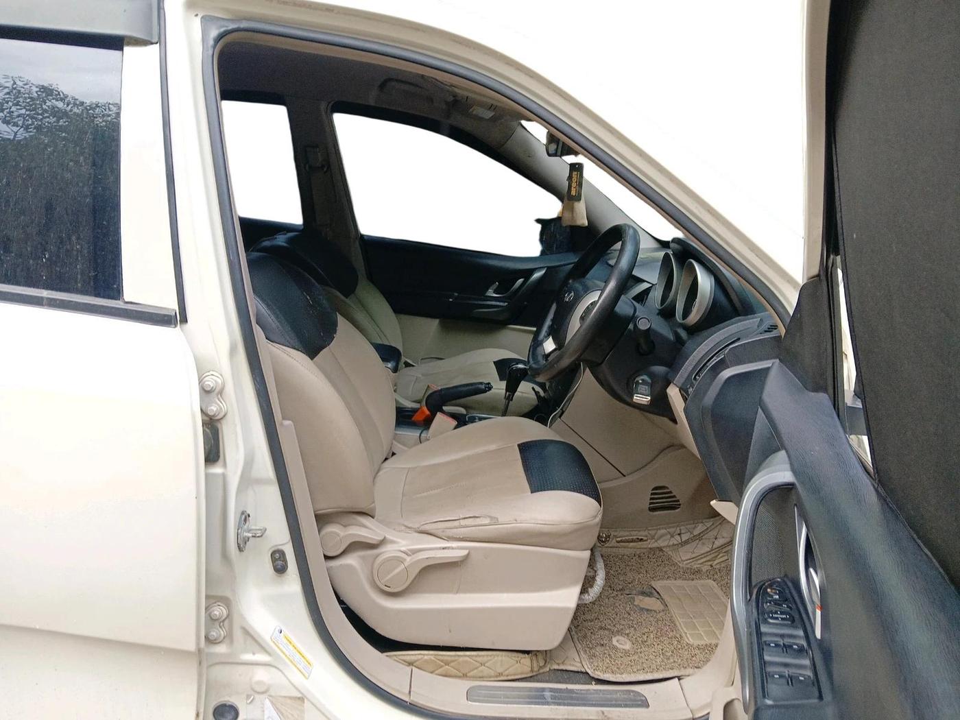 2016 Mahindra XUV500 W6 AT 1.99, Diesel, Automatic, 1,16,010 km, interior