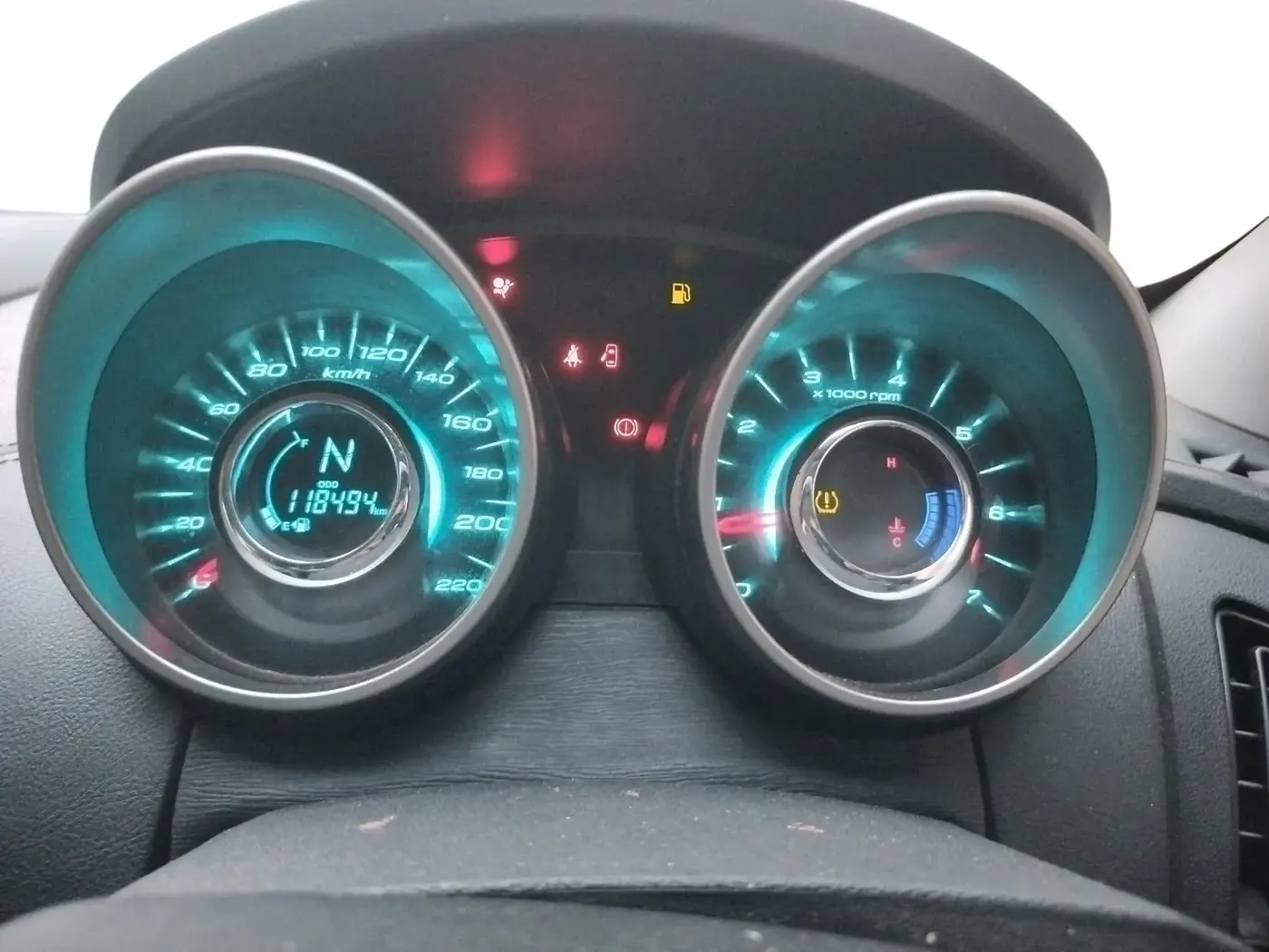2019 Mahindra XUV500 W11, Diesel, Manual, 1,18,494 km, interior