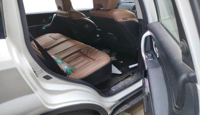 2019 Mahindra XUV500 W11, Diesel, Manual, 1,18,494 km, interior