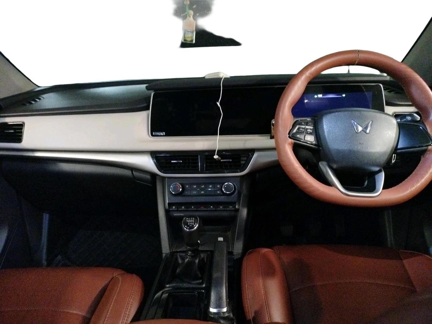 2021 Mahindra XUV700 AX 5 D MT 5 STR, Diesel, Manual, 48,688 km, interior