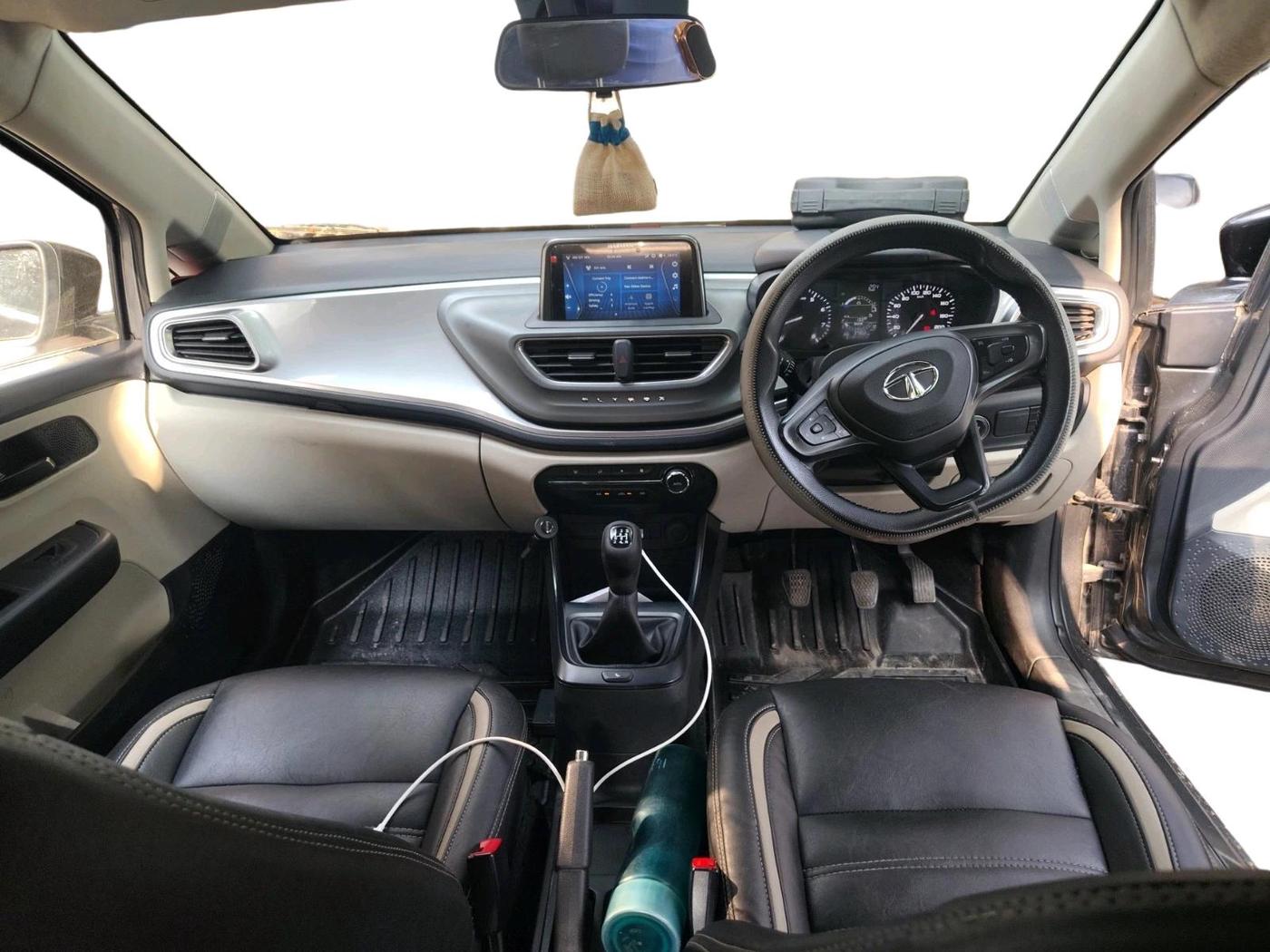 2022 Tata ALTROZ XT PETROL, Petrol, Manual, 37,902 km, interior
