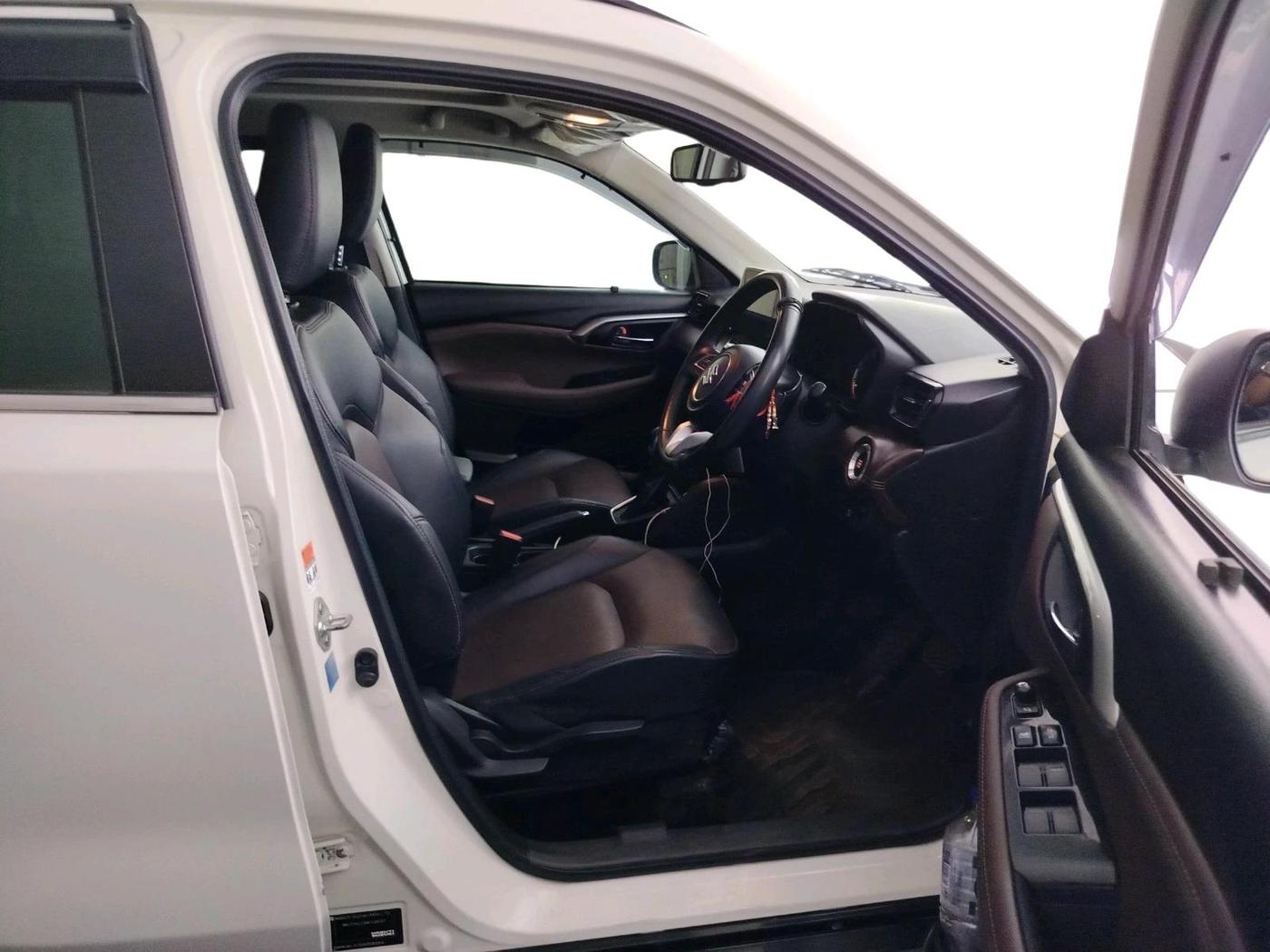 2022 Maruti Grand Vitara ALPHA SMART HYBRID AT, Petrol, Automatic, 36,372 km, interior