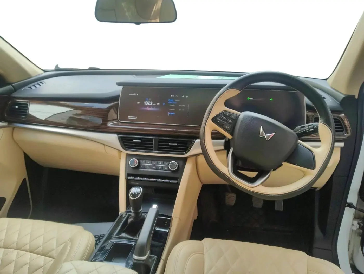 2023 Mahindra XUV700 AX 5 P MT 7 STR, Petrol, Manual, 31,866 km, interior