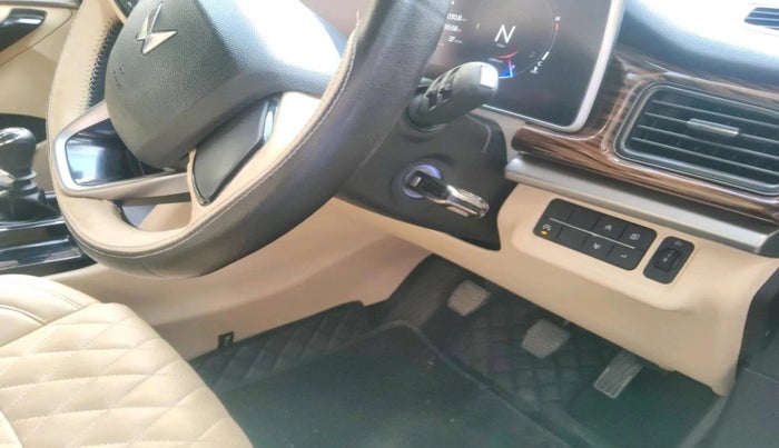 2023 Mahindra XUV700 AX 5 P MT 7 STR, Petrol, Manual, 31,866 km, interior