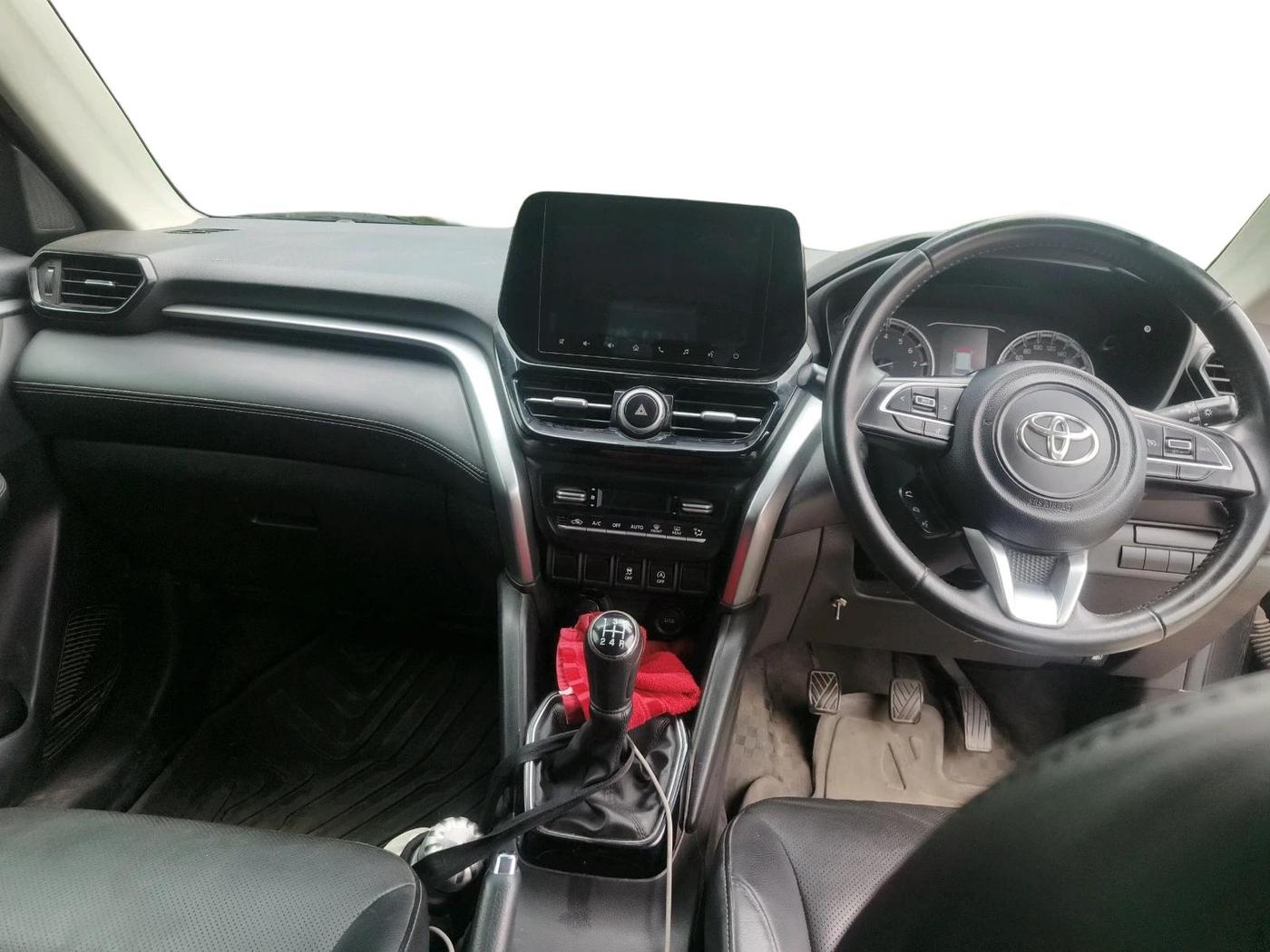 2023 Toyota URBAN CRUISER HYRYDER V NEO DRIVE, Petrol, Manual, 1,55,902 km, interior