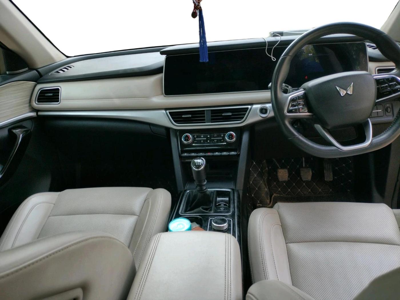2021 Mahindra XUV700 AX 7 D MT 7 STR, Diesel, Manual, 57,094 km, interior