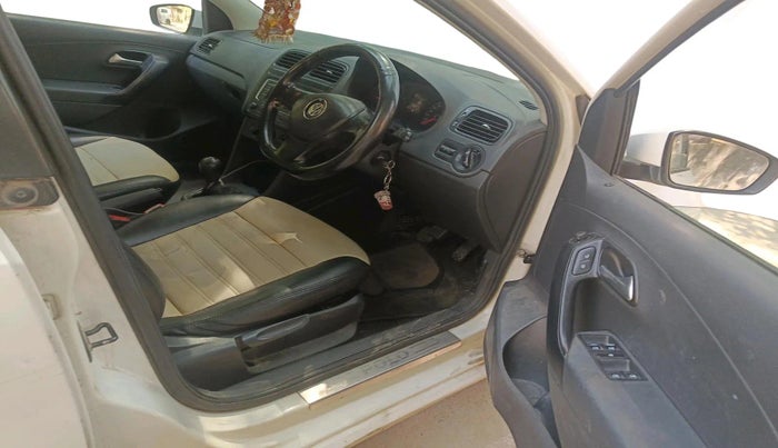 2016 Volkswagen Polo COMFORTLINE 1.2L, Petrol, Manual, 1,26,557 km, interior