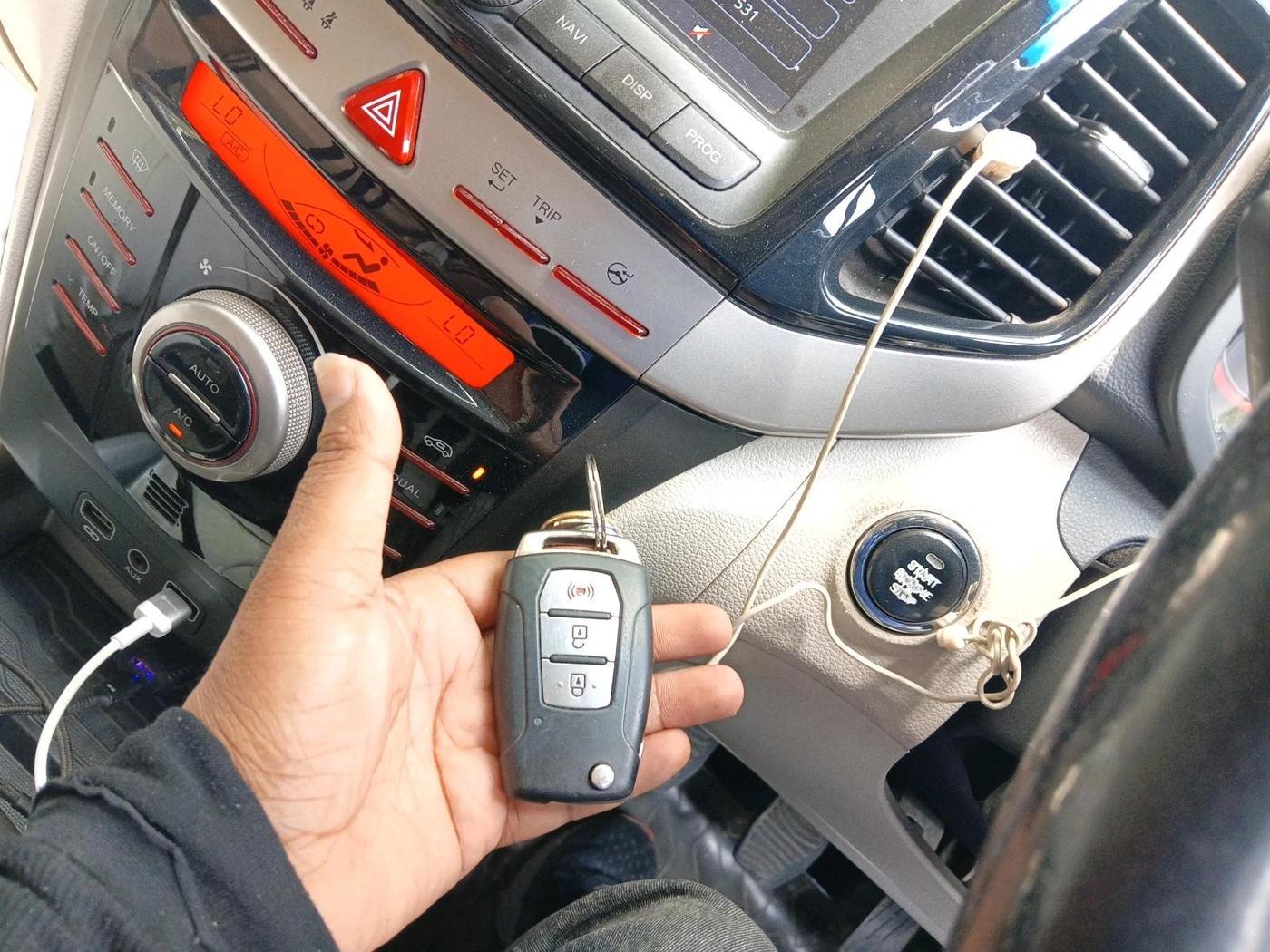 2019 Mahindra XUV300 W8 (O) 1.5 DIESEL, Diesel, Manual, 1,05,335 km, interior