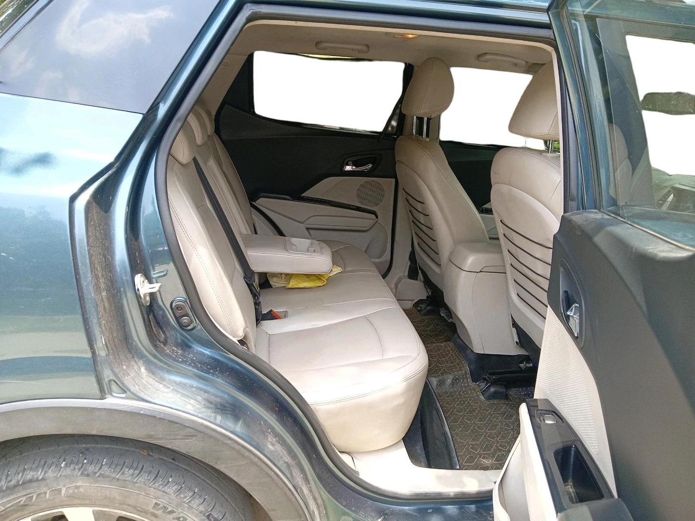 2019 Mahindra XUV300 W8 (O) 1.5 DIESEL, Diesel, Manual, 1,05,335 km, interior
