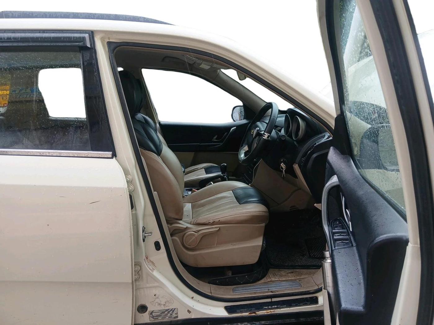 2017 Mahindra XUV500 W6 1.99, Diesel, Manual, 1,20,221 km, interior