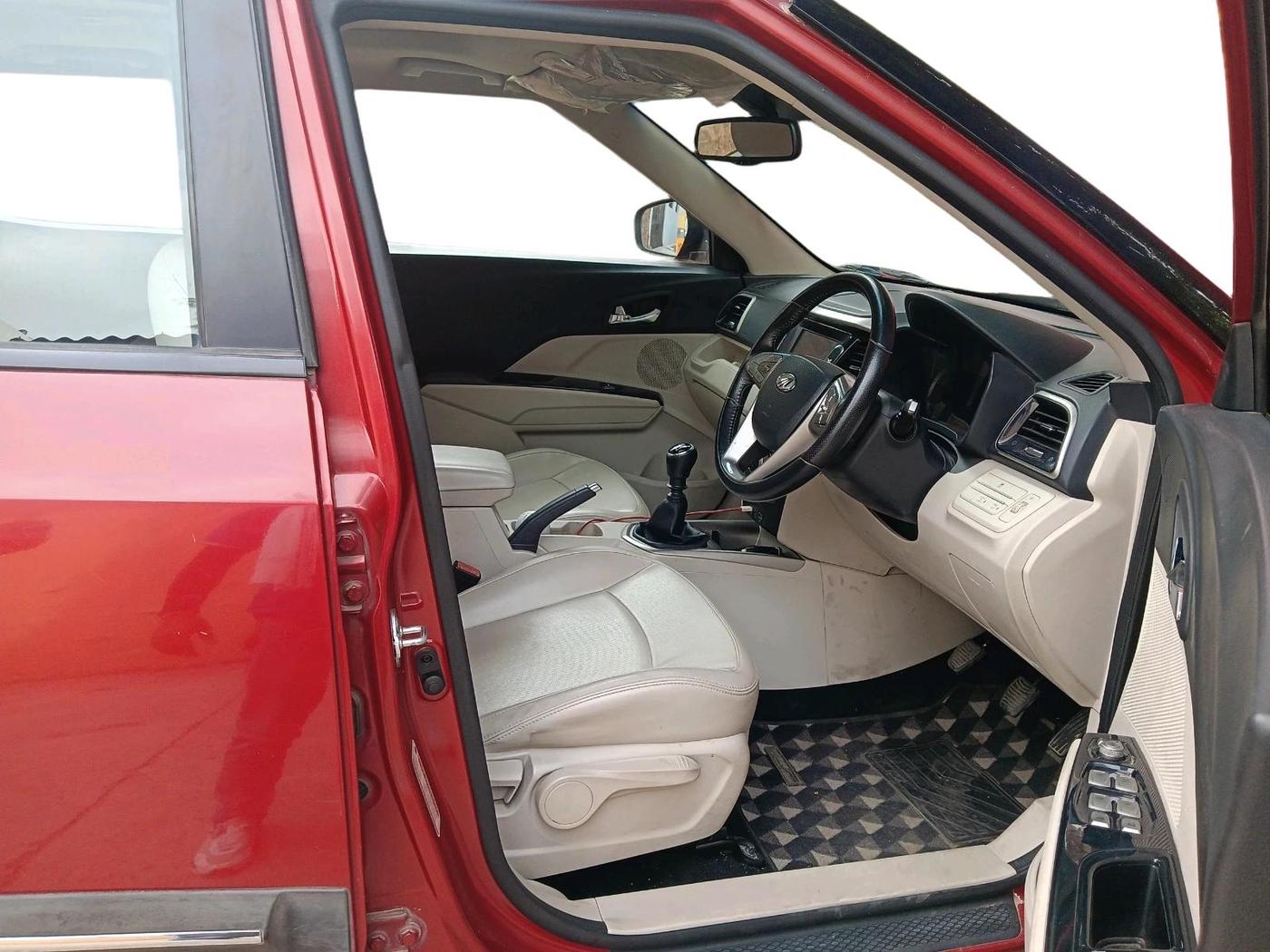 2019 Mahindra XUV300 W8 (O) 1.5 DIESEL, Diesel, Manual, 39,634 km, interior