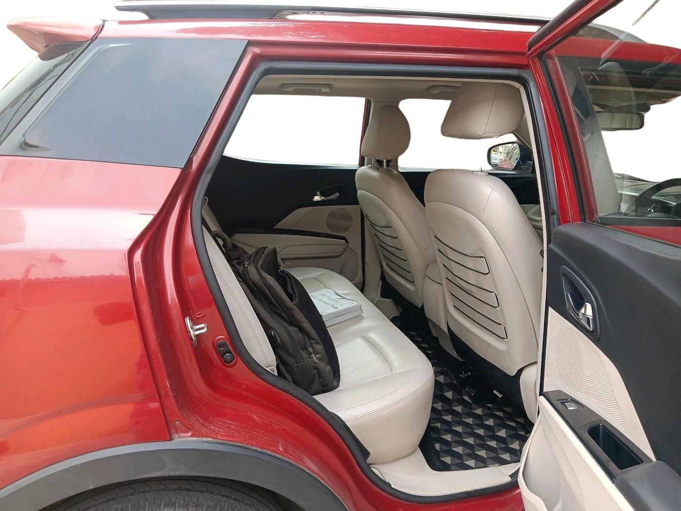 2019 Mahindra XUV300 W8 (O) 1.5 DIESEL, Diesel, Manual, 39,634 km, interior