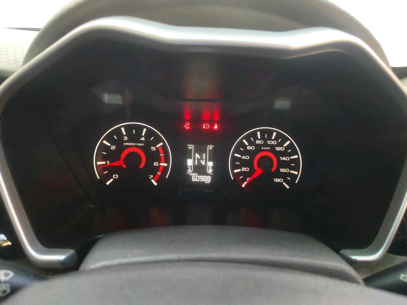 2016 Mahindra Kuv100 K8 6 STR, CNG, Manual, 60,988 km, interior