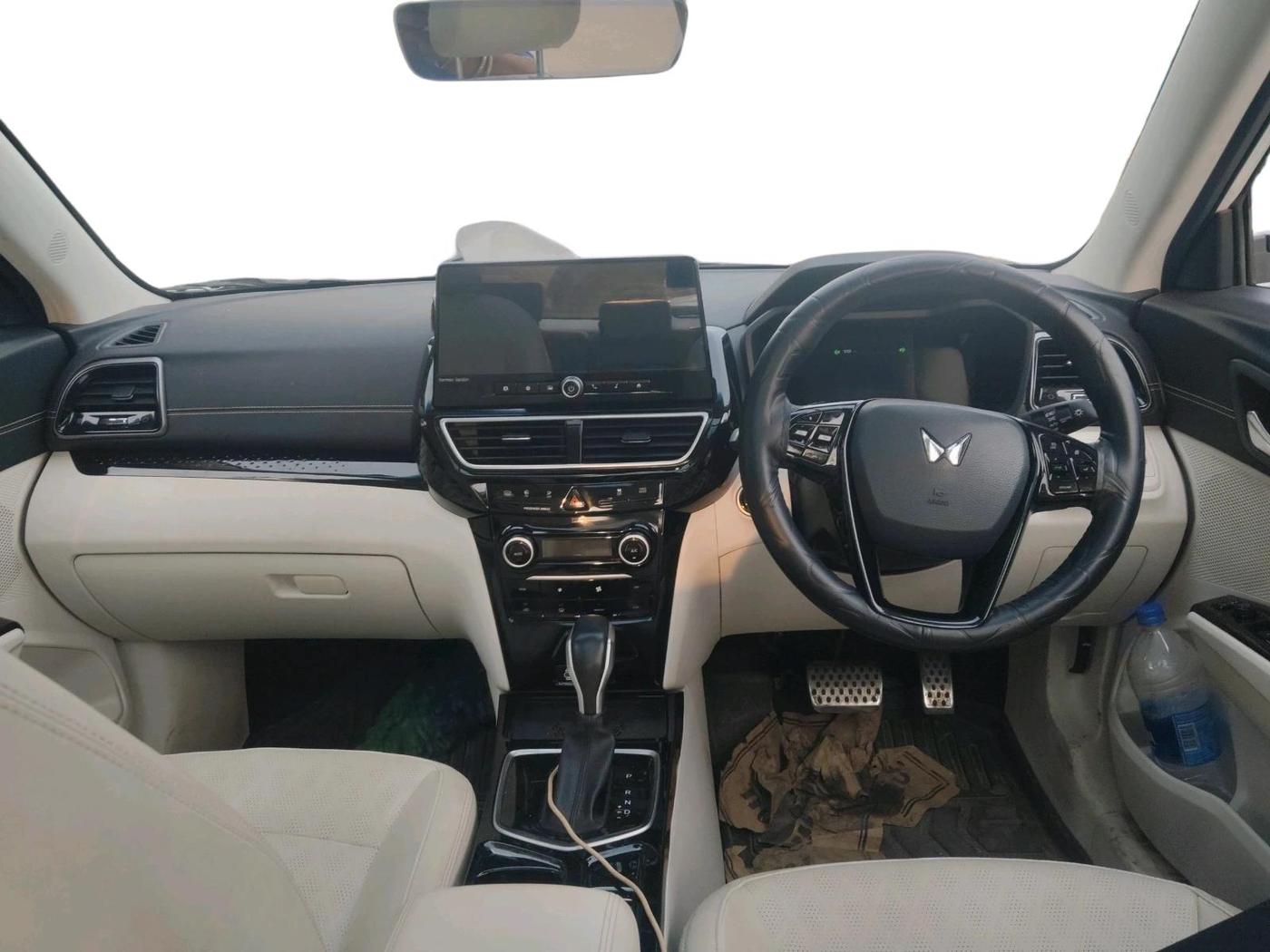 2024 Mahindra XUV 3XO AX7L 1.2 Petrol AT, Petrol, Automatic, 5,787 km, interior