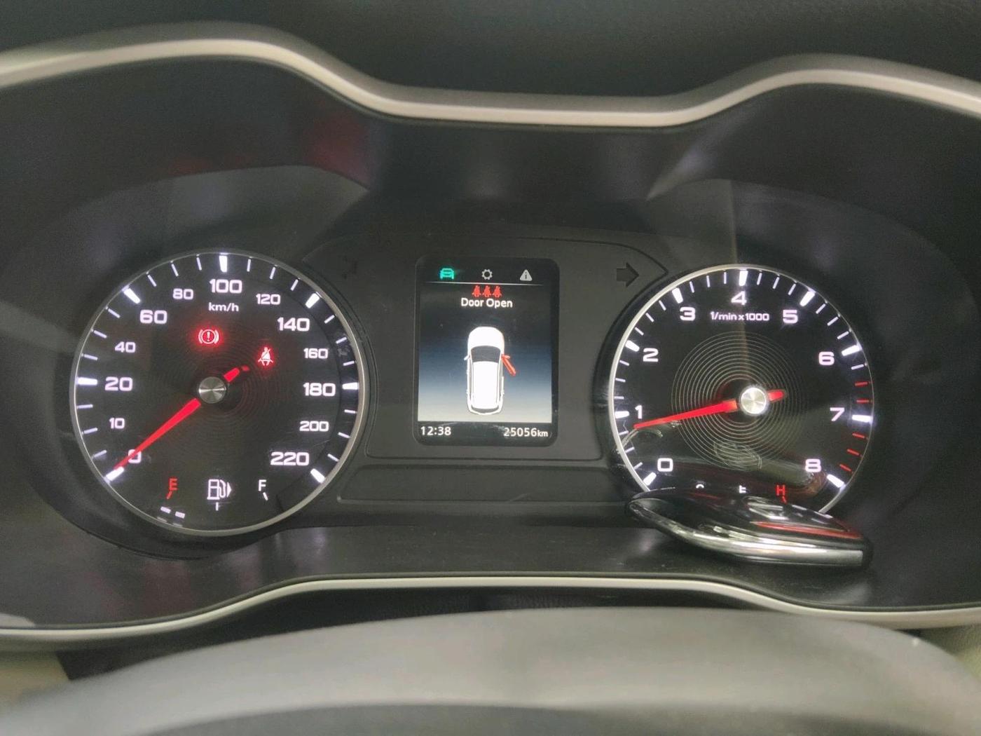 2024 MG ASTOR Shine 1.5 MT (Ivory), Petrol, Manual, 25,056 km, interior
