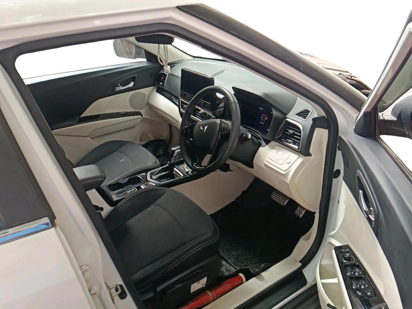 2024 Mahindra XUV 3XO AX5L 1.2 TGDi AT, Petrol, Automatic, 10,988 km, interior
