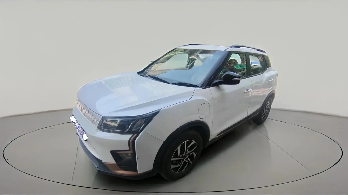 2025 Mahindra XUV400 EL Pro 39.4 KWH, Electric, Automatic, 11,869 km, exterior