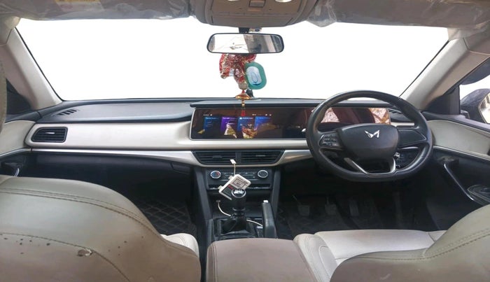 2022 Mahindra XUV700 AX 5 P MT 5 STR, Petrol, Manual, 51,507 km, interior