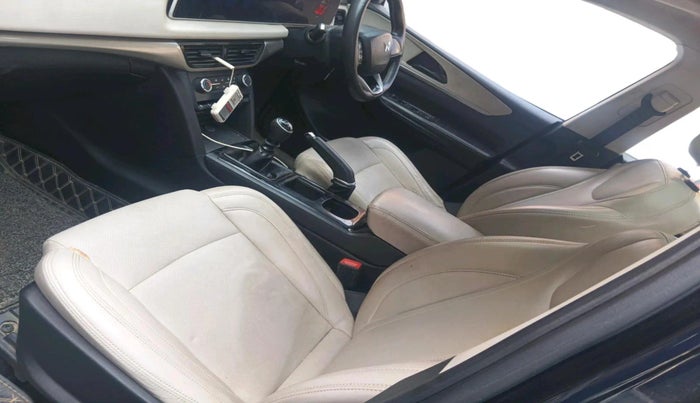 2022 Mahindra XUV700 AX 5 P MT 5 STR, Petrol, Manual, 51,507 km, interior