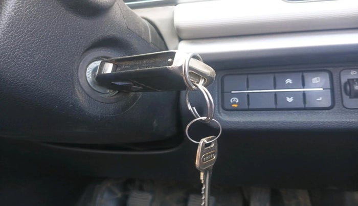 2022 Mahindra XUV700 AX 5 P MT 5 STR, Petrol, Manual, 51,507 km, interior