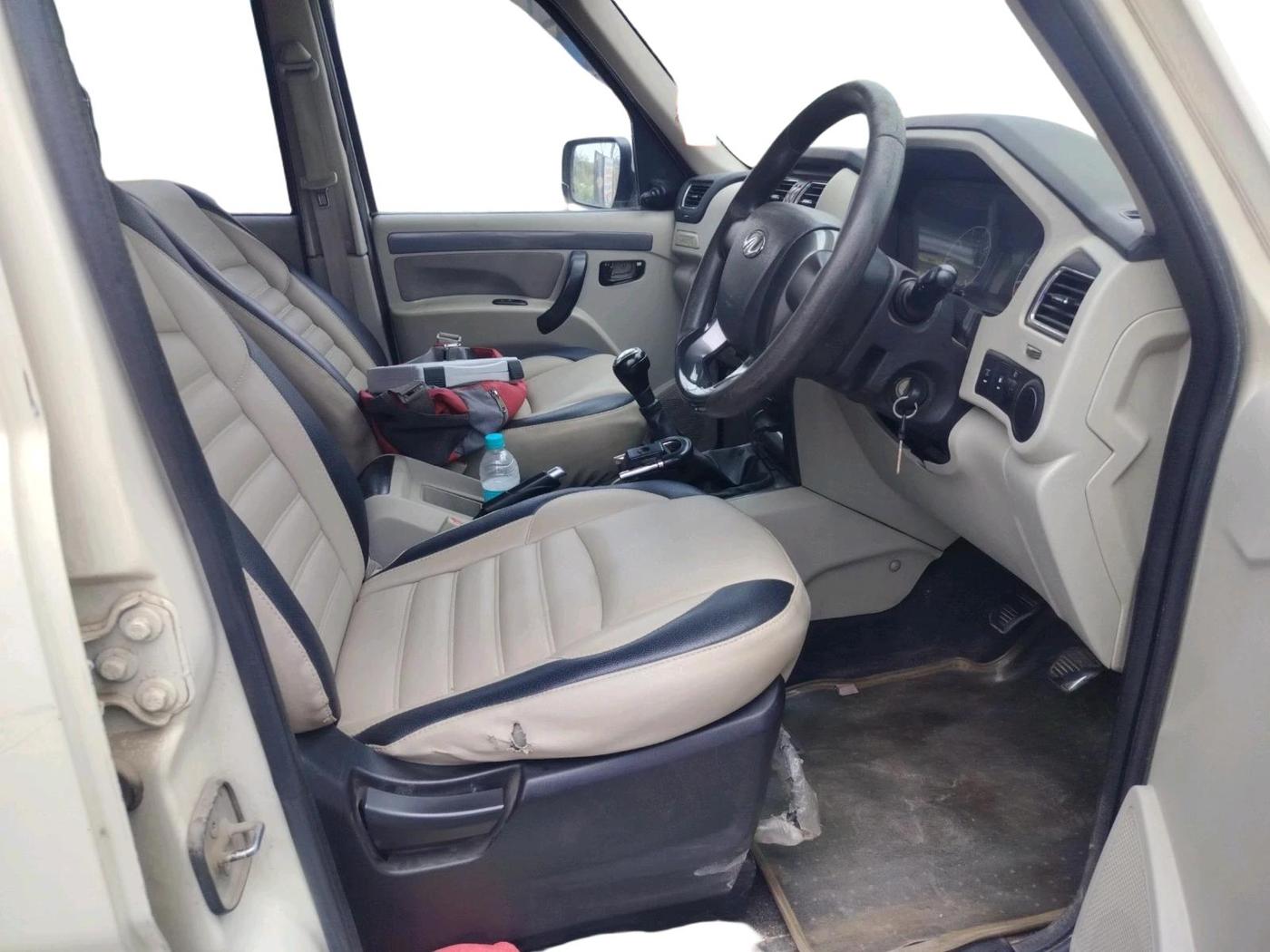 2017 Mahindra Scorpio S6 PLUS 1.99 INTELLI-HYBRID, Diesel, Manual, 1,03,732 km, interior