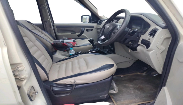 2017 Mahindra Scorpio S6 PLUS 1.99 INTELLI-HYBRID, Diesel, Manual, 1,03,732 km, interior
