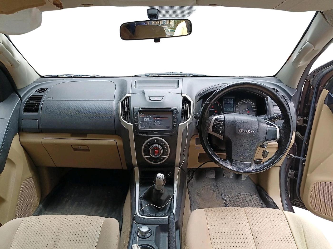 2016 ISUZU D-Max V Cross 4*4 MT, Diesel, Manual, 1,37,364 km, interior