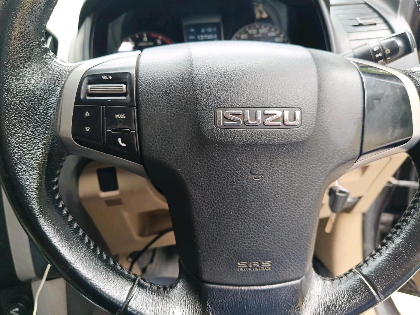 2016 ISUZU D-Max V Cross 4*4 MT, Diesel, Manual, 1,37,364 km, interior