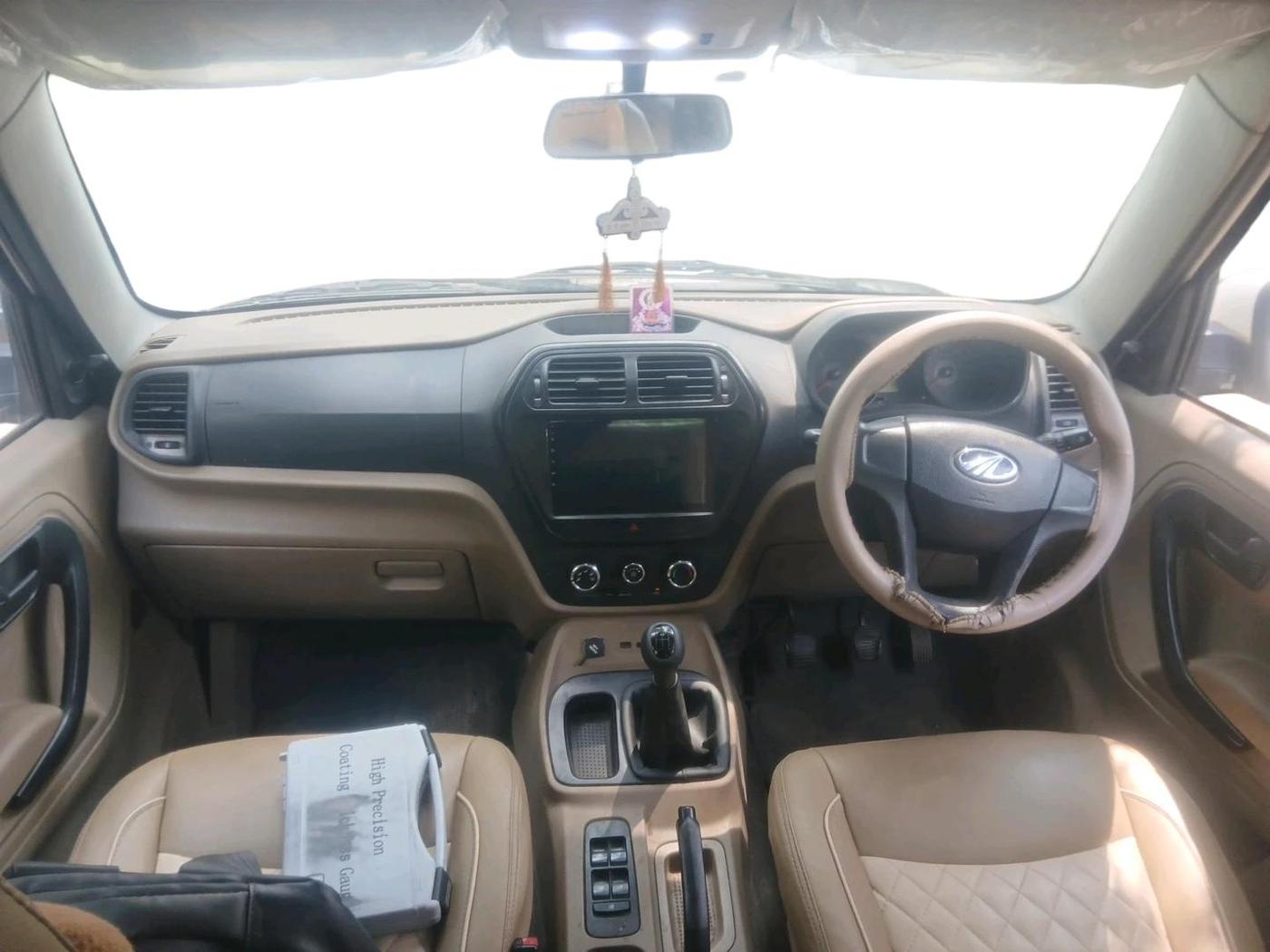 2016 Mahindra TUV300 T6 PLUS, Diesel, Manual, 45,247 km, interior