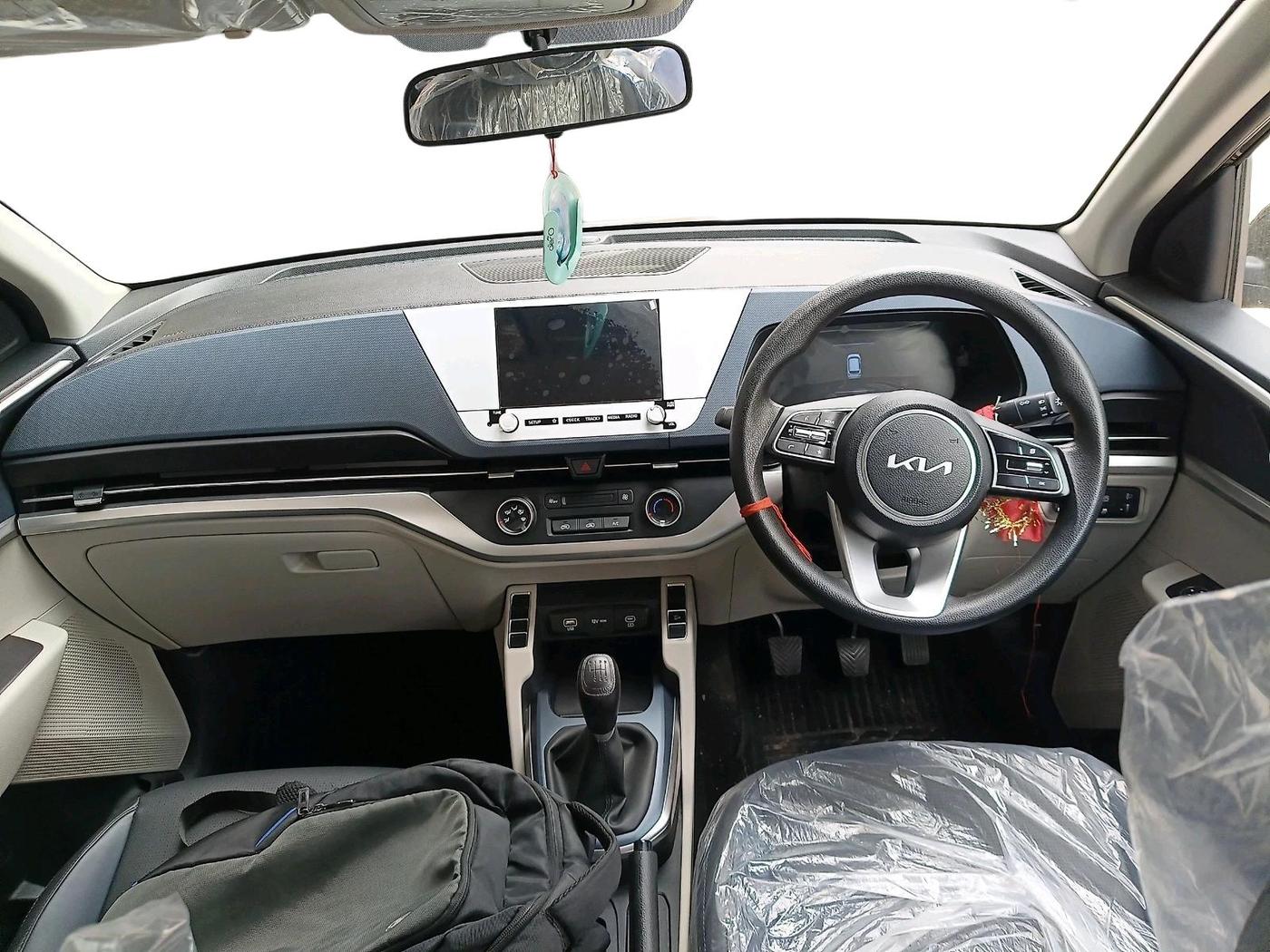 2026 KIA CARENS Premium (O) 1.5 Petrol 7 STR, CNG, Manual, 1,697 km, interior