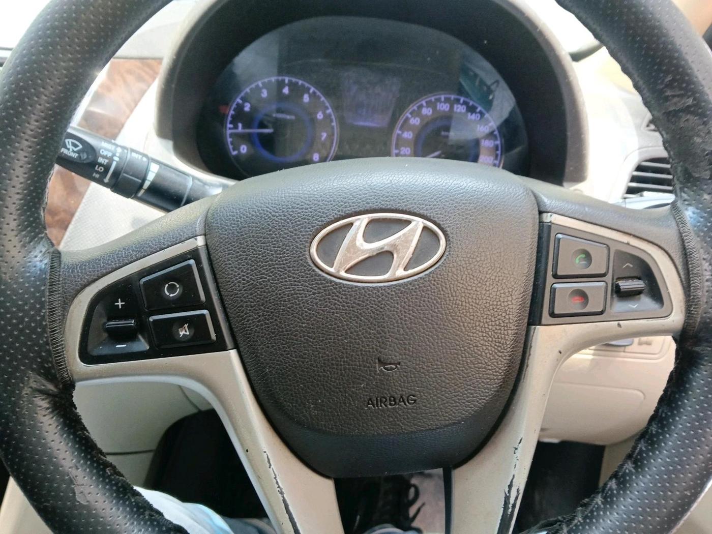 2011 Hyundai Verna FLUIDIC 1.6 VTVT SX, Petrol, Manual, 1,04,411 km, interior