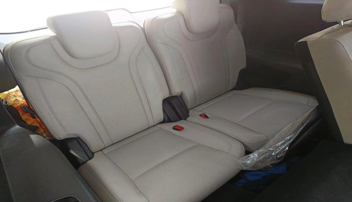 2021 Mahindra XUV700 AX 7 P AT 7 STR, Petrol, Automatic, 46,292 km, interior