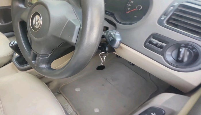 2011 Volkswagen Vento TRENDLINE 1.6, Petrol, Manual, 98,833 km, interior