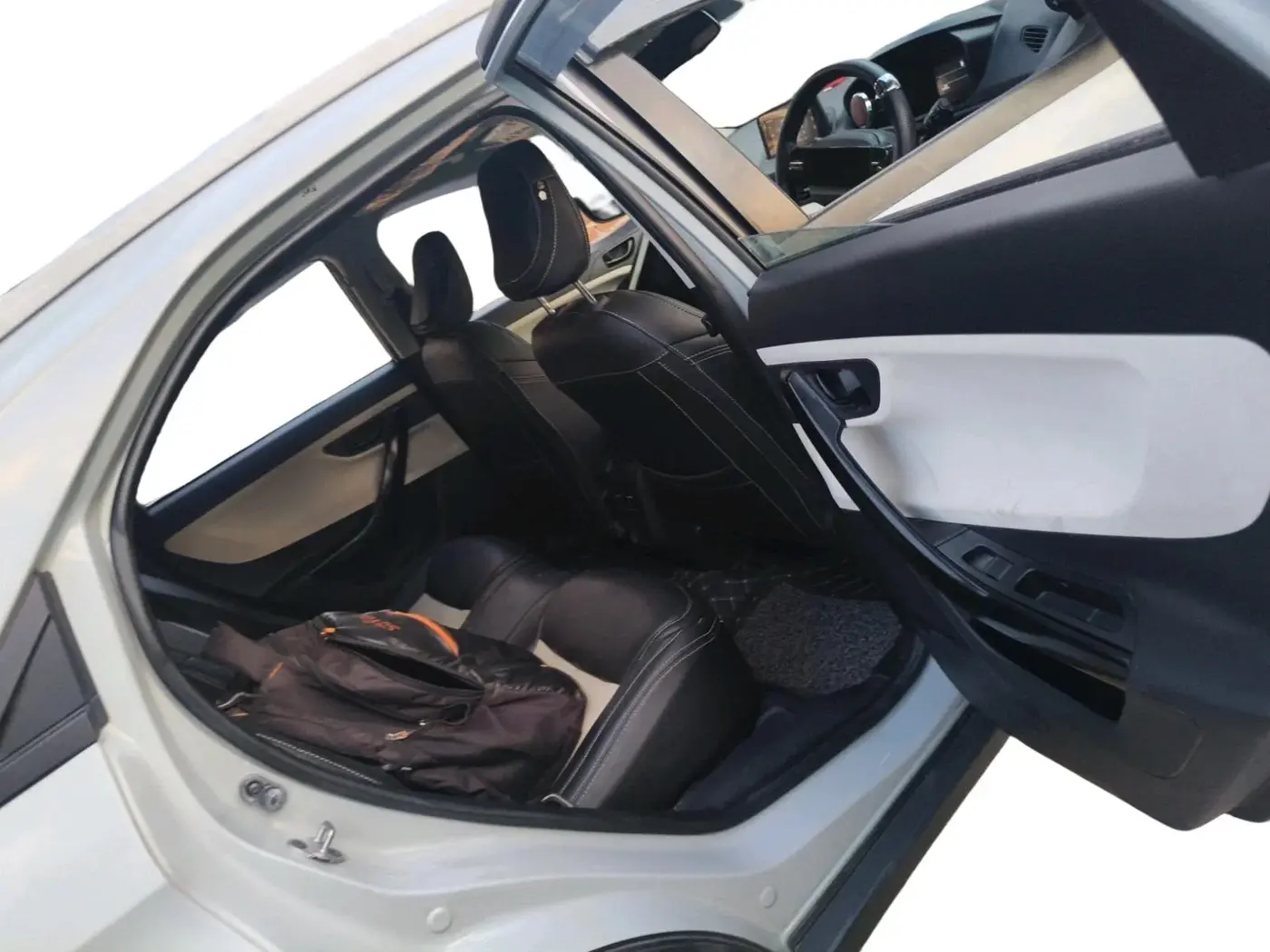 2023 Tata NEXON PURE SUNROOF 1.2 PETROL, Petrol, Manual, 5,402 km, interior