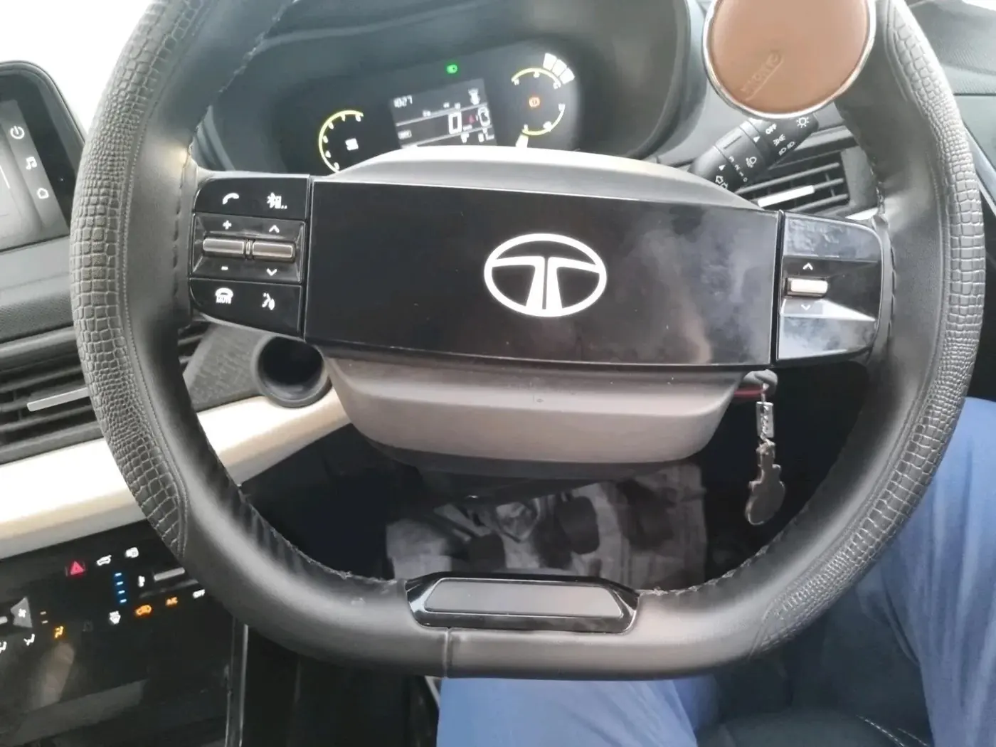 2023 Tata NEXON PURE SUNROOF 1.2 PETROL, Petrol, Manual, 5,402 km, interior