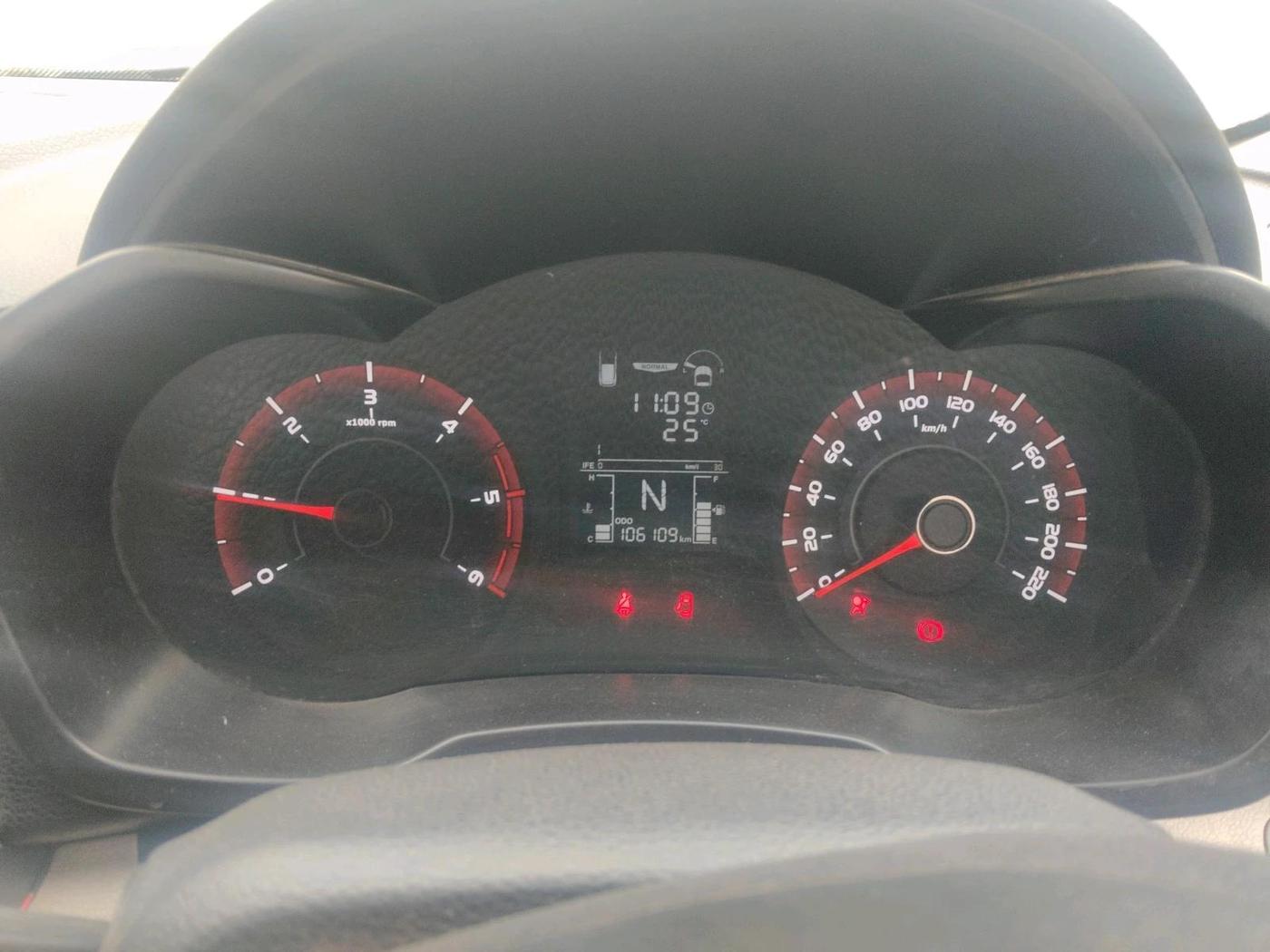 2019 Mahindra XUV300 W4 1.5 DIESEL, Diesel, Manual, 1,06,109 km, interior