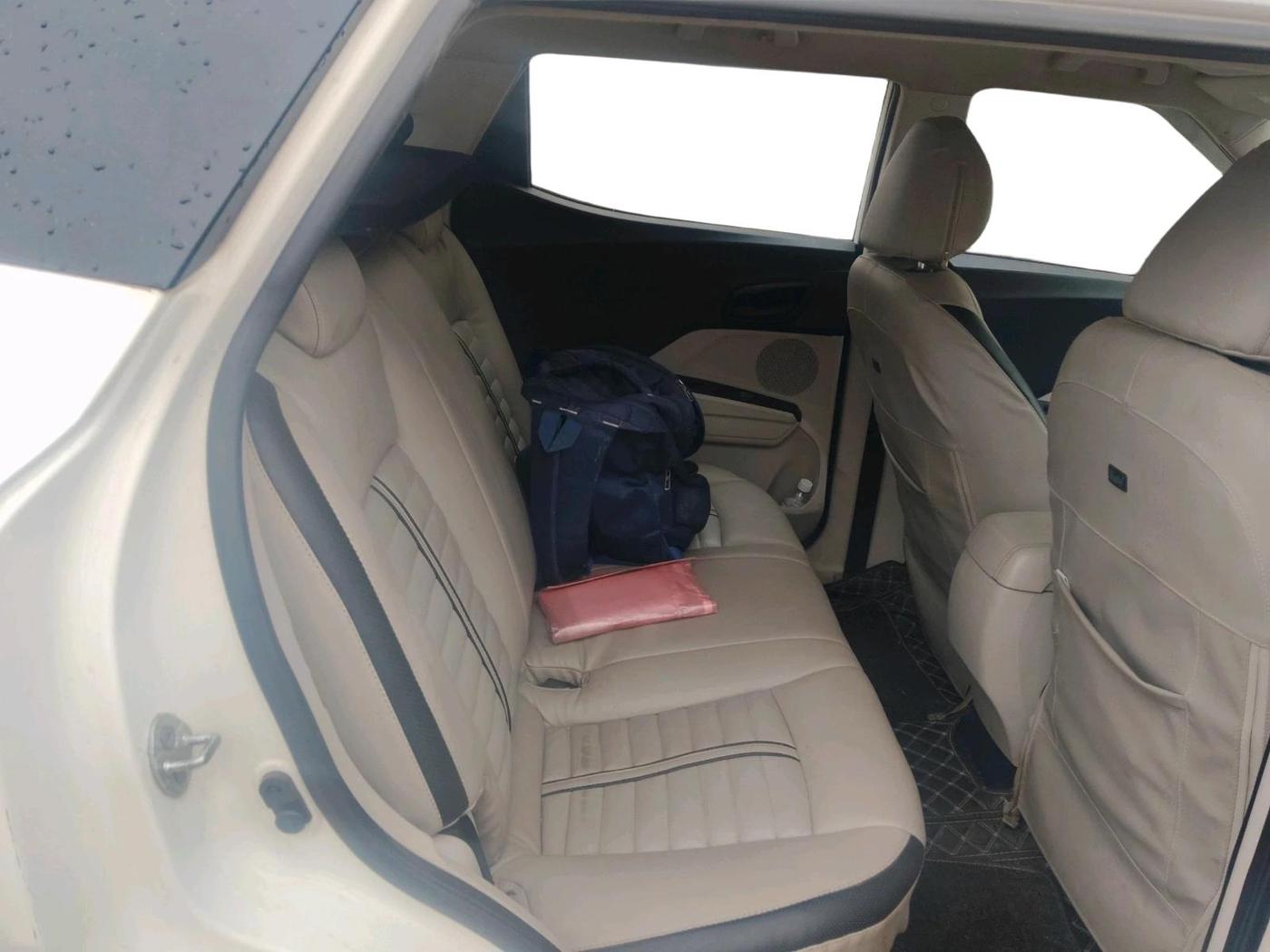 2019 Mahindra XUV300 W4 1.5 DIESEL, Diesel, Manual, 1,06,109 km, interior