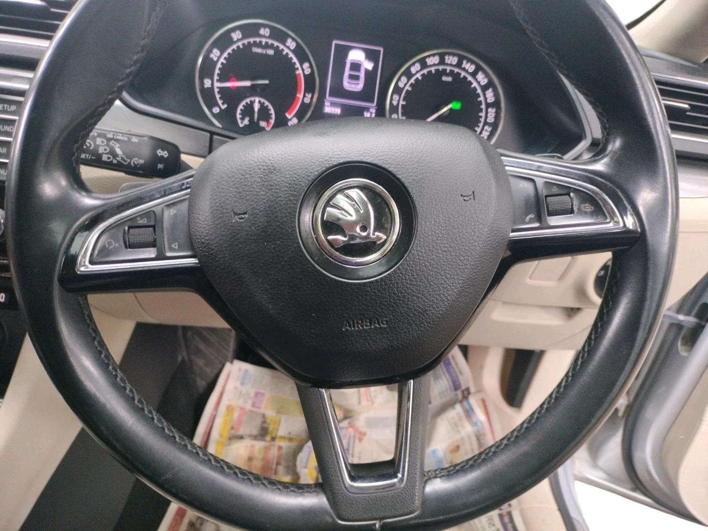 2016 Skoda Superb STYLE 1.8 TSI AT, Petrol, Automatic, 30,339 km, interior